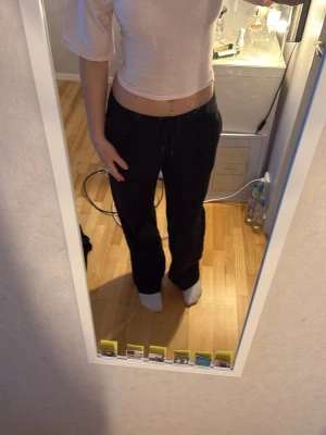 Ljusrosa croppad topp med knyt - Söt ljusrosa croppad topp med korta ärmar och öppen rygg som knyts baktill. Toppen har en mjuk och stretchig känsla, perfekt för en trendig och avslappnad look. Passar dig som gillar feminina detaljer och vill ha något unikt.