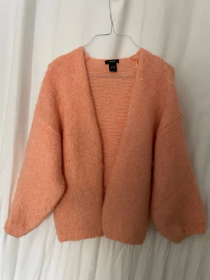 Trendig korallfärgad kofta från Lindex  - Säljer min fina orangea/korallfärgade  kofta som är trendig och efterlängtad! XS/S