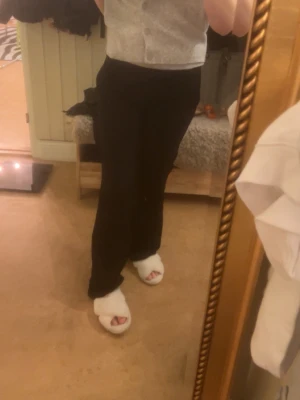 Grå  stickad tröja med rak passform - Säljer en grå stickad tröja med rak passform . Tröjan har en enkel och stilren design som passar till det mesta. Perfekt för dig som gillar en klassisk look och vill ha något mjukt och bekvämt.