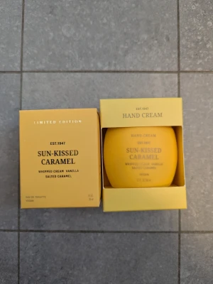 Sun-Kissed Caramel parfym & handkräm  - Set med Sun-Kissed Caramel Eau de Toilette  och matchande handkräm från H&M. Doften har inslag av vispad grädde, vanilj och salt karamell. Vegansk och limited edition. Parfymen är 30 ml och endast testad en gång. Handkrämen är helt ny och oöppnad 50 ml. 120 kr för båda. 