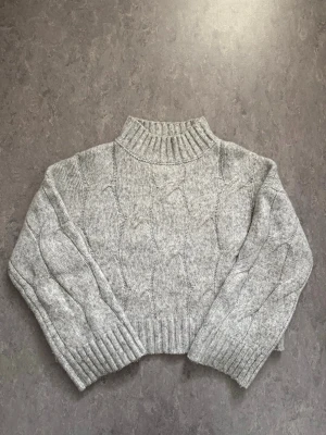 Grå stickad tröja - Grå stickad tröja från primark i storlek S, använd fåtal gånger. Säljer tröjan då den inte kommer till användning. 