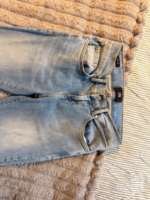 Ljusblå jeans från LTB - Säljer ett par ljusblå jeans från LTB, använd max 2 ggr. Jeansen är lågmidjade/midrise. Model:fallon nypris: ca 800kr