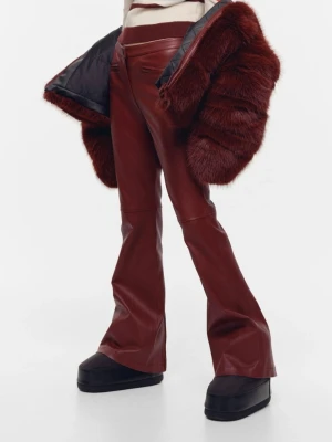 H&M x Perfect Moment Vinröda utsvängda byxor i 100% skinn strl 40 - Säljer ett par vinröda byxor i äkta skinn med utsvängda ben och normal midja. Byxorna har en stilren look med diskreta fickor fram, blixtlås i på baksidan för mer flare. Material: 100% mjukt nappa, storlek: 40 sann till storleken. NYPRIS: 3499:- Slutsålda!