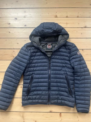Colmar jacka - Säljer denna colmar jacka jacka som är i gott skick. Perfekt nu inför våren. Storlek S. Skriv om ni har frågor✅ 
