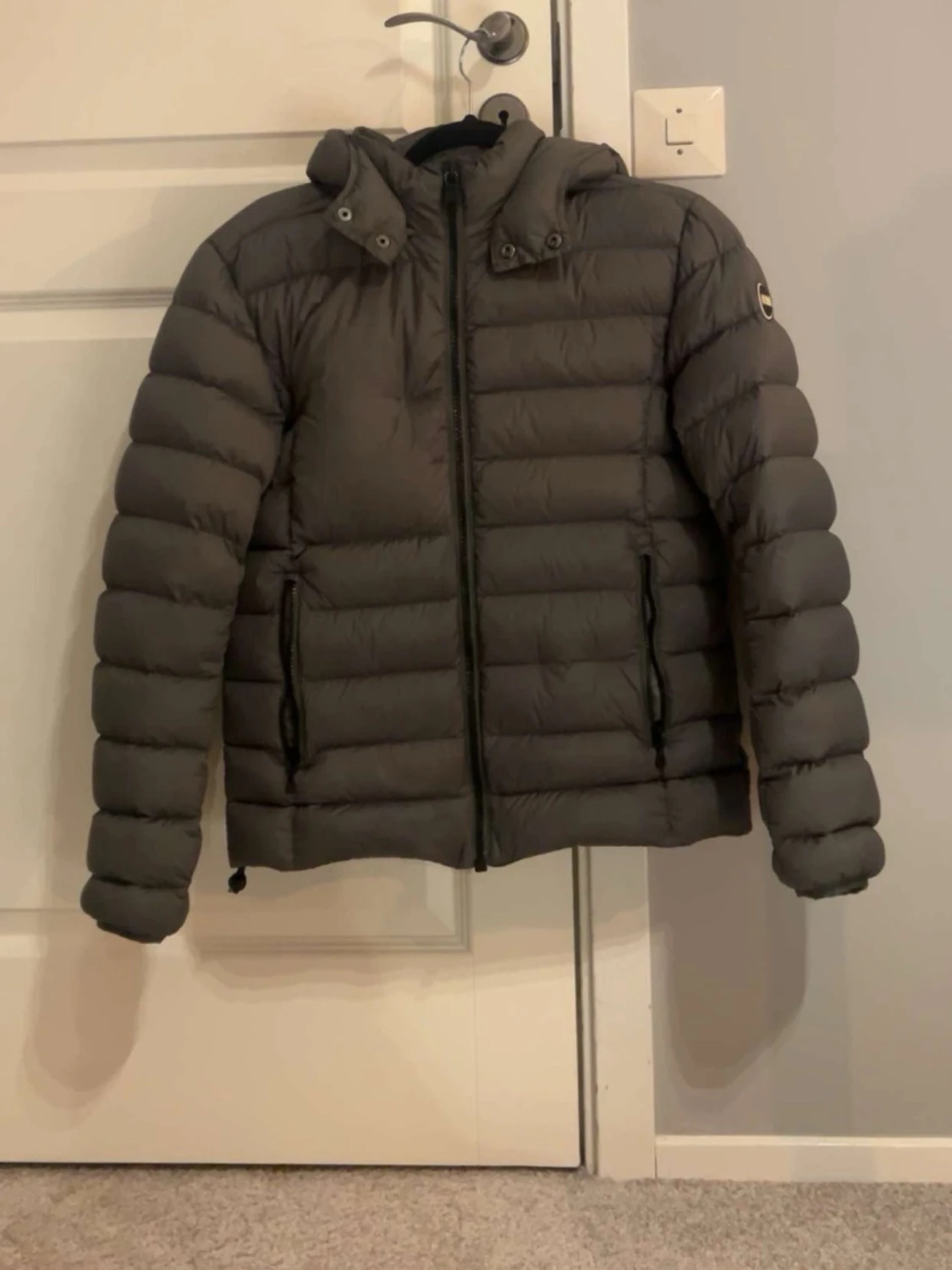 Mörkgrå dunjacka med huva från Colmar