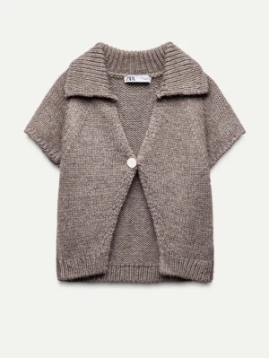 Kortärmad stickad kofta från Zara - Kortärmad stickad kofta i beige från Zara, jätte gullig men tyvärr för liten för mig❤️