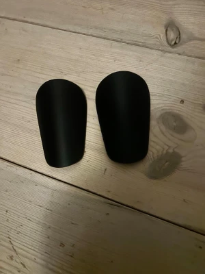 Mini benskydd  - Väldigt små och bekväma benskydd för snabba yttrar🤙jämförelse med Airpods ingår inte självfallet 