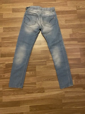 Dondup George - Modell: Dondup George || Storlek: W30 || Inga defekter || Passform: Typ Slimfit ||                               Hör av er om frågor.                                             Priset är prutbart vid enkel affär