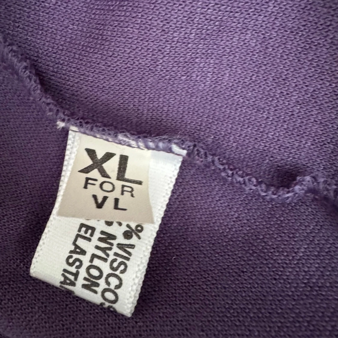 Lila topp med fuskpälsdetalj - 4