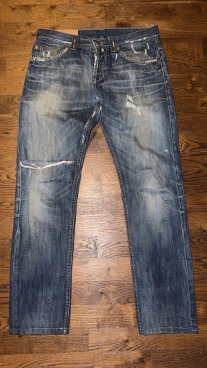 Dondup Jeans George  - Dondup Jeans George! Trendigaste jeansen på marknaden.  Ny pris=4000 kr Säljs för 999 kr         (Modellen har original slitningar från fabrik vilket är väldigt eftertraktat och populärt)