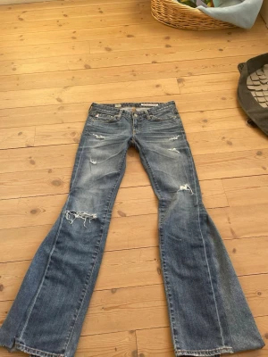Lågmidjade jeans med slitningar - Säljer dessa jätte snygga lågmidjade jeans som är omsydda till bootcut med slitningar på benen. Har tyvärr ingen bild med de på då de är försmå för mig. Midjemått 35 cm och innerbenslängd 73 cm💗💗