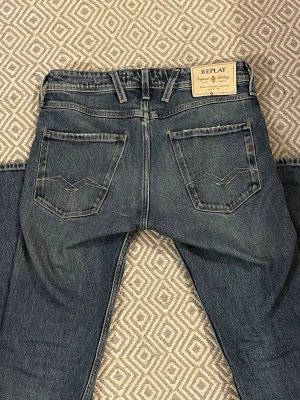 Replay anbass - Riktigt feta replay anbass I slim fit, Grisch/soss. Storlek är W29/34. Väldigt bra skick, kontakta om intresserad eller frågor!