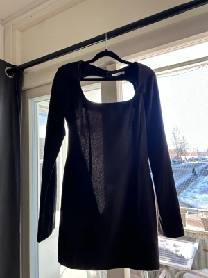  långärmad klänning med fyrkantig ringning - Snygg svart klänning med lång ärm och fyrkantig ringning. Använd ytterst få gånger