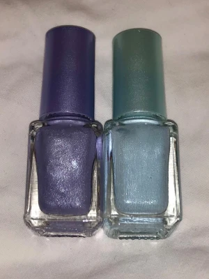 Sensinity metallic nagellack duo - Två skimrande nagellack från Sensinity, ett i  lila och ett i ljusblått. 7 ml. Perfekt skick!