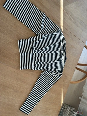 Randig långärmad topp - Super fin oandvänd tröja 