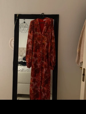 Adoore klänning  - Säljer nu min helt nya adoore klänning som fortfarande har prislapp på!!