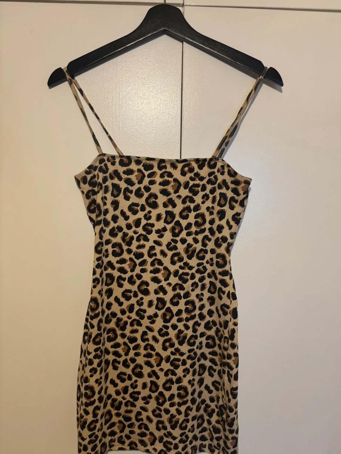 Leopardmönstrad kort klänning