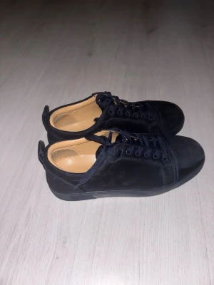 Svarta sneakers med röd sula - Äkta Loubtin utan box som jag köpte för cirka 2-3månader sen, dem har blivit för liten för mig och använder dem ej så ofta, kastade boxen när jag fick den. 