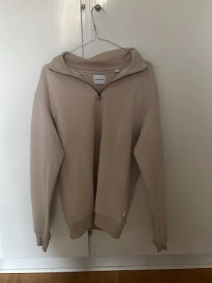 Beige halfzip från Jack and Jones  - beige halfzip från Jack and Jones  i storlek S! Pris kan diskuteras vid snabb affär!