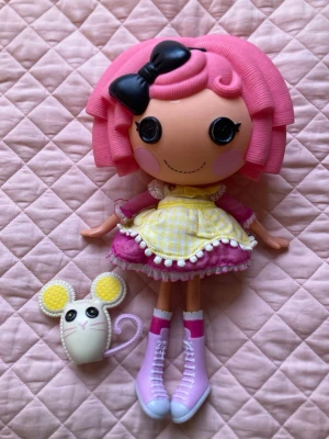Lalaloopsy Crumbs Sugar Cookie - Stor Lalaloopsy Crumbs Sugar Cookie med djur. Fortfarande i bra skick dock har djuret gulnat lite och har en fläck på baksidan (se sista bilden )
