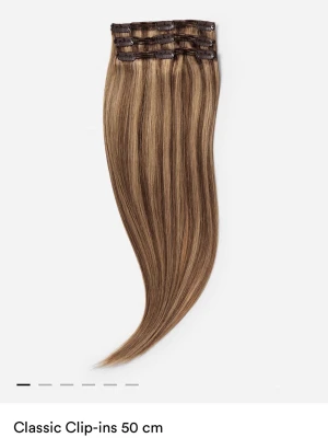 Bruna clip-in löshår 50 cm - Snygga och naturliga clip-in löshår i brunt med ljusa slingor, 50 cm långa. Fick hem igår (11/05-2026) och provade dem men insåg ganska snabbt att de inte var min färg, därför är de endast använda 1 gång vid provning. Exakt färg är Golden Brown Mix 💕 Perfekt för att snabbt få längre och fylligare hår. Fästs enkelt med clips och smälter in snyggt i ditt eget hår. Ger en fräsch look💕 DM vid frågor osv😊