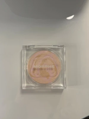 Morphe cloudlight puder - dawn - Säljer ett flisigt puder i från Morphe i nyansen Dawn. Fungerar även om en highlighter utan glitter. Köptes på kicks i mars för 200 kronor. Hör gärna av dig vid frågor❤️