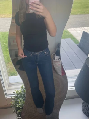 Mörkblå jeans från Gina Tricot - Perfekta mörkblå jeans från Gina Tricot. Super snygga jeans som passar till alla outfits