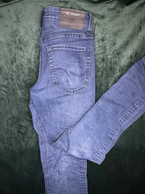Blåa jeans från Jack & Jones  -  Ett par blåa Jack & Jones jeans som inte används längre. Passar med till exempel en vit hoodie eller en vit skjorta. Pris kan diskuteras. MVH stentorparchive⚓️