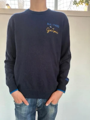 MC2 saint barth tröja - Sällsynt MC2 saint barth tröja med texten ” ALL I NEED IS GIN TONIC” och den är av material kashmir| storlek:S| pris: 1599kr| skick: 9,8/10| hör av dig vid minsta lilla fundering eller fråga| 
