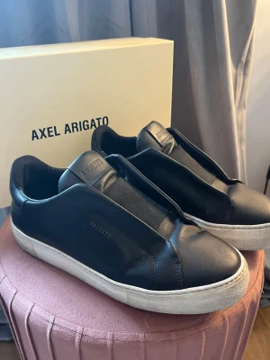 Arigato skor - Vill köpa nya skor så säljer dessa, mycket fina använda några gånger ❣️