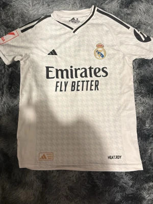 Real Madrid matchtröja Vini Jr. 7 - En real Madrid tröja som har används de några par gånger men den är på bra kvalitet och det passar som ett S