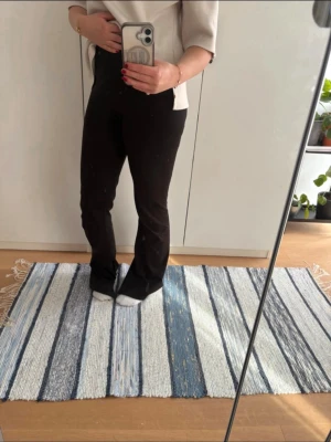 Svarta ribbade leggings - Säljer ett par svarta ribbade & utsvängda leggings/yogapants med hög midja och stretchigt material. Funkar som träningsbyxor bland annat! 