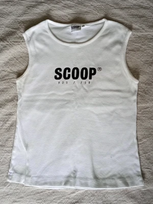 Scoop topp - Supersnygg unik vintage topp med tryck. Tyget har tyvärr gulnat lite vid armarna men annars fint skick💕