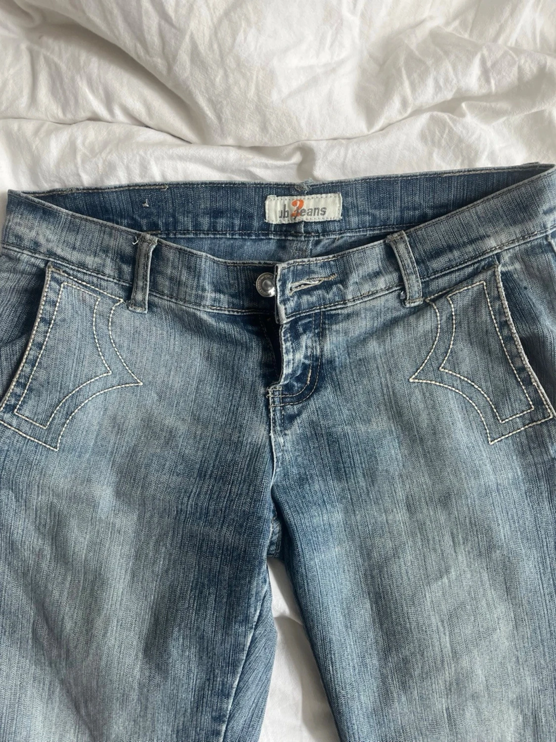 Ljusblå low waist jeans med kontrastsömmar - 2