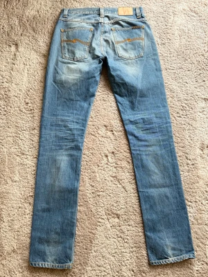 Nudie Jeans Grim Tim 22 Months - Modell: Grim Tim 22 Months🪬  Färg: Ljusblå/blå🪬  Mått: W41cm L115cm Benöppning 18cm 🪬  Skriv vid minsta fundering!🪬