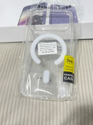 Transparent MagSafe skal till iPhone 17 Pro - Snyggt genomskinligt mobilskal med MagSafe-kompatibilitet för iPhone 17 Pro. Tillverkat i tålig plast som skyddar mobilen utan att dölja designen. Perfekt för dig som vill visa upp din telefon och ändå ha ett praktiskt skydd.