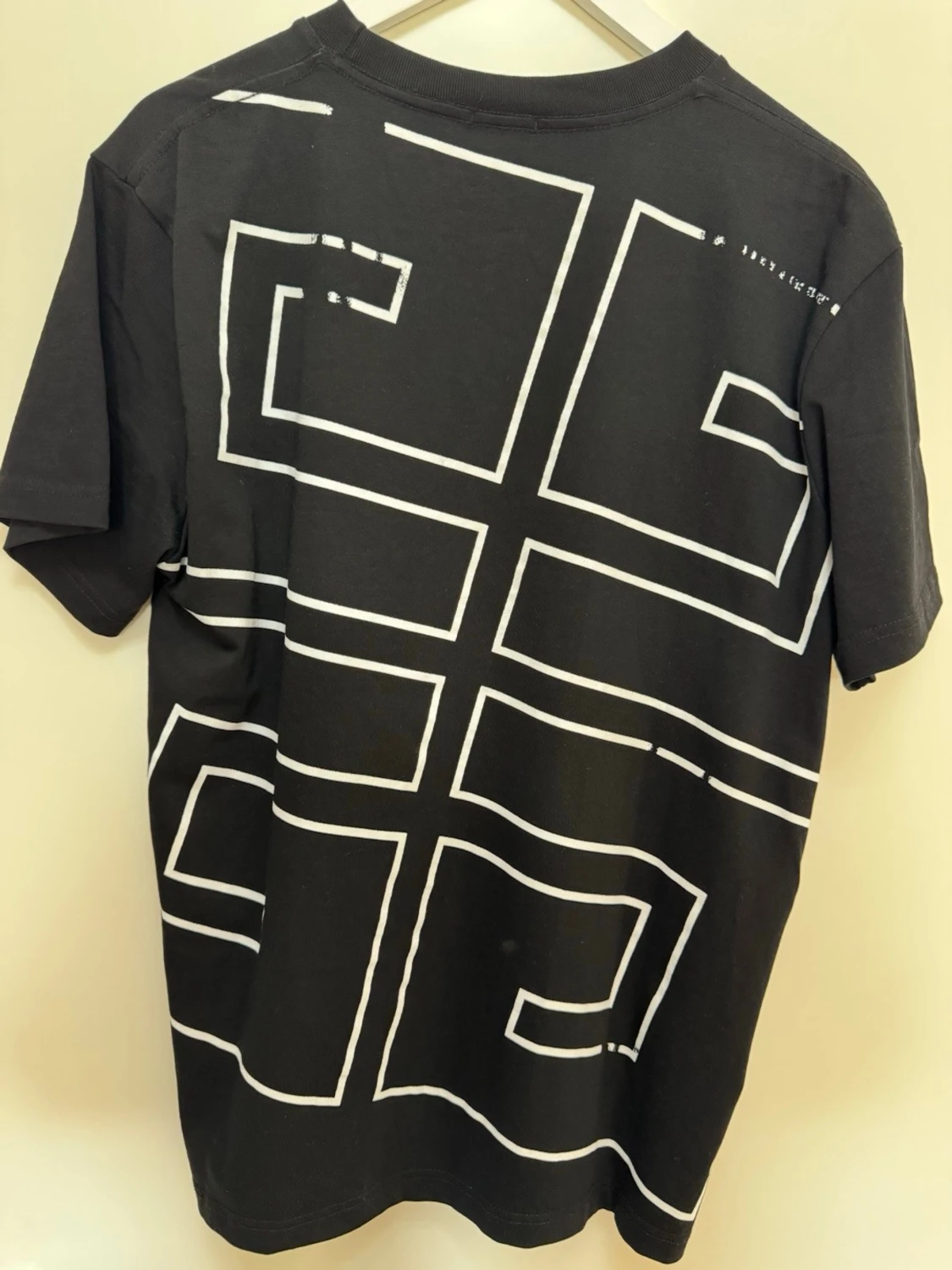 Svart t-shirt med grafiskt tryck - 1