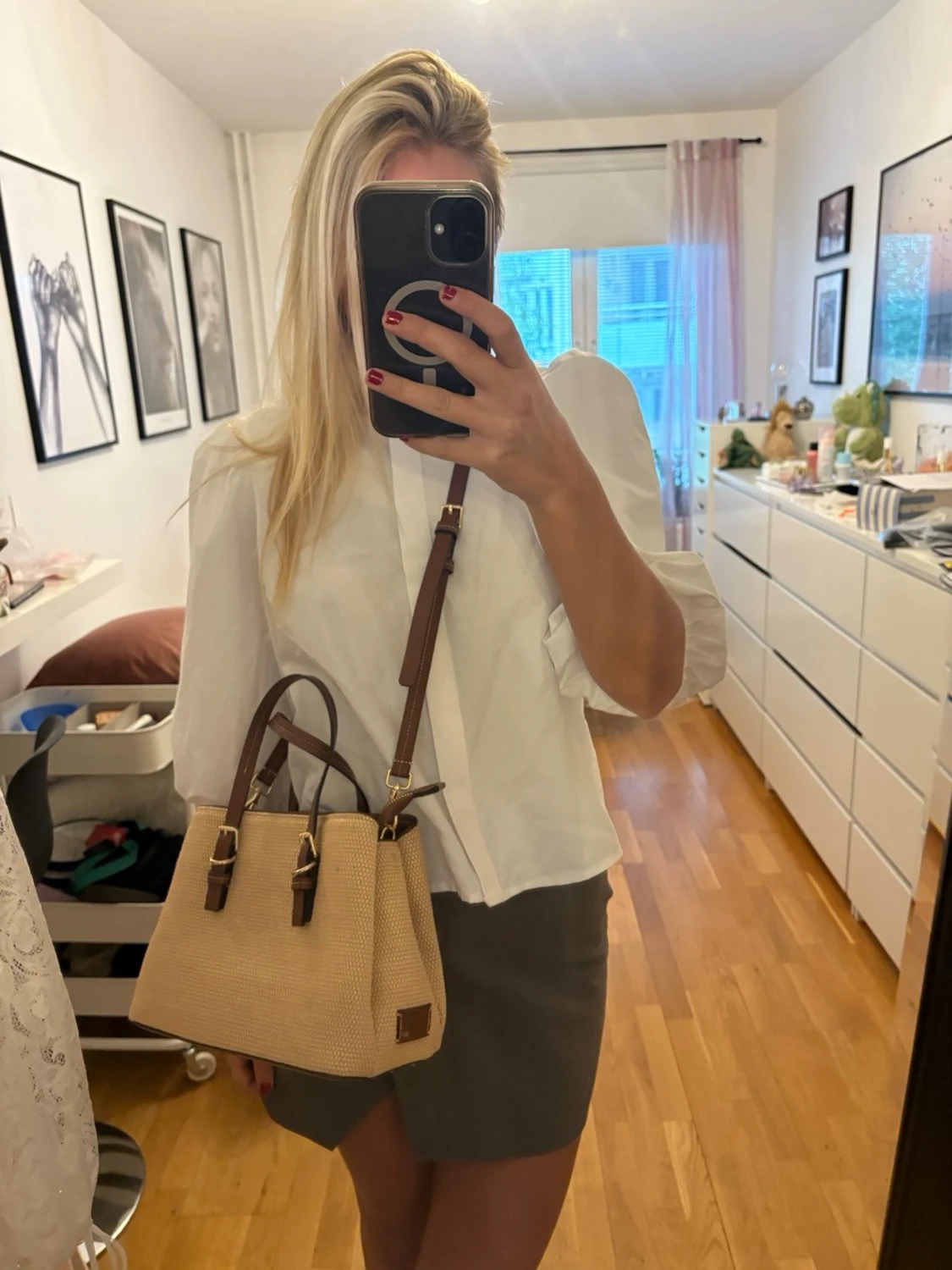 Beige handväska med bruna detaljer - 5