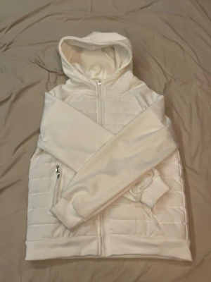Vit cardigan  - Säljer nu en riktigt fet cardigan i nyskick. Endast använd ett fåtal gånger så den inte riktigt passade mig. Kan tänka mig att gå ner i pris vid snabb affär. Bara att höra av dig vid minsta fundering🤝