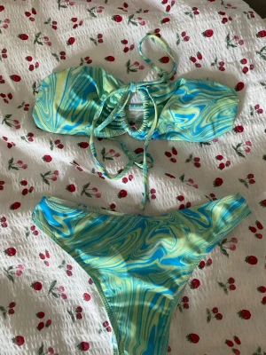 Cool bikini - Super cool blå/grön bikini!! Storlek S, överdelen går att knyta på flera olika sätt!!