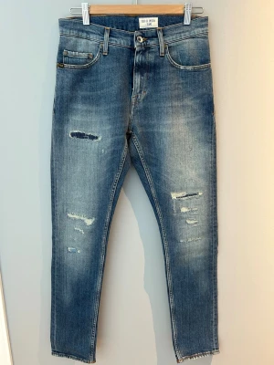 Tiger of sweden jeans - Sjukt feta Tiger of sweden jeans i modell pistolero. Helt nytt skick endast provade. Storlek 29/32. Otroligt eftertraktade och unika! Hör av er vid funderingar!