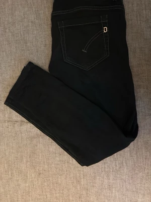 Dondups - (Dem här byxorna går för 1200+ kronor när dem är helt nyinköpta) Svarta skinny jeans med vita kontrastsömmar och klassisk femficksdesign. Jeansen har en enkel bakficka med dekorativ söm och liten metall-detalj. Perfekta för en stilren och trendig look. 
