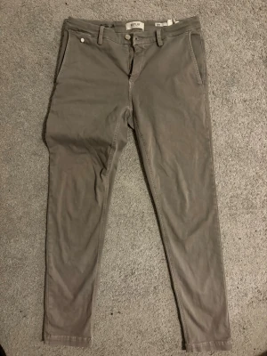 Replay chinos - Snygga beiga replay chinos i mycket bra skick! Strl w30 L32   Modellen heter Benni