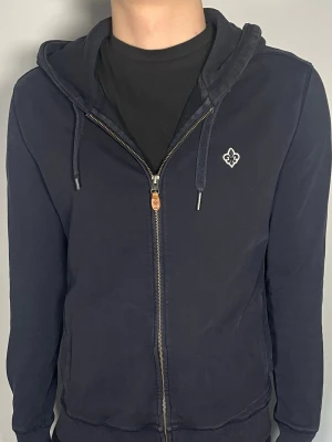 Morris hoodie - Säljer en ritkigt snygg och trendig Morris ziphoodie i fint skick, storlek L,  säljer den pga den va för liten bara testad alltså ej använd