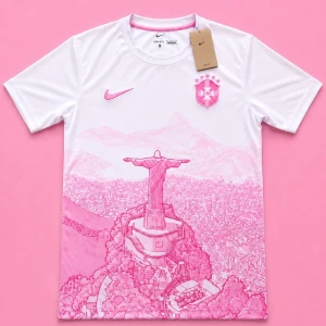  Neymar Jr Nike t-shirt - Unik vit och rosa t-shirt från Nike med Neymar JR och nummer 10 på ryggen. Framsidan har ett stort tryck av Kristusstatyn i Rio och stadsmotiv i rosa toner. Klassisk rund hals och korta ärmar. Perfekt för dig som älskar fotboll och vill sticka ut.