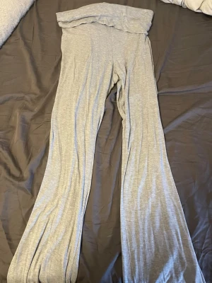 Grå mjuka loungewear-byxor 157 - Superbekväma grå loungewear-byxor från 157 i storlek M. Byxorna har en lös passform med breda ben och en mjuk, stretchig midja. Perfekta för att chilla hemma eller mysa runt i. Materialet är tunt och följsamt för extra komfort.