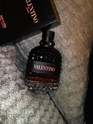 Valentino Born In Roma Coral Fantasy  - Valentino Born In Roma Coral Fantasy  de Parfum i en snygg flaska med de ikoniska pyramiddetaljerna. Doften är inspirerad av solnedgången i Rom och är både frisk och färgstark – perfekt för dig som vill ha en modern och unik doft. Flaskan rymmer 100 ml och är en riktig statement-parfym från ett ikoniskt modehus. 