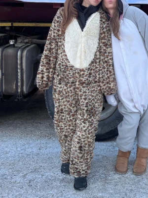 Brun leopardmönstrad djurdräkt - Har använt en gång och orginal priset var 50€💞