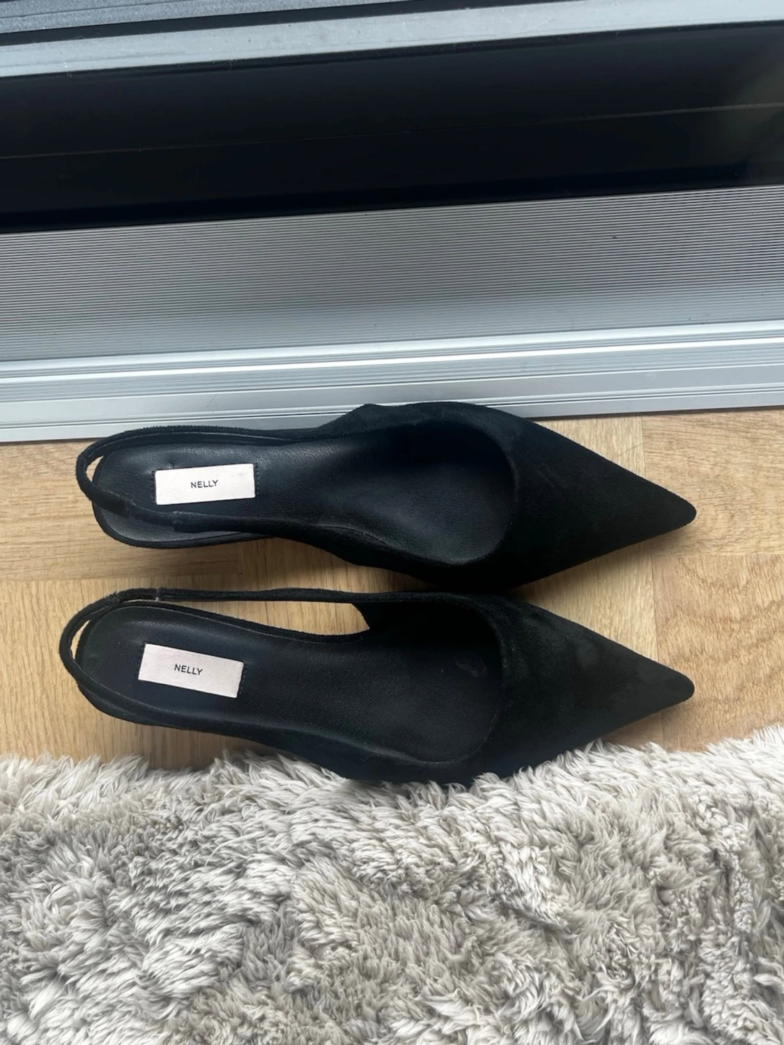 Svarta kitten heels med spetsig tå från Nelly