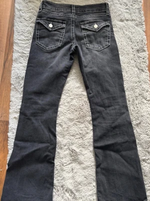 Svarta bootcut jeans med fickdetaljer - Skit snygga jeans från Ginatricot! Använd ett par gånger 🙌